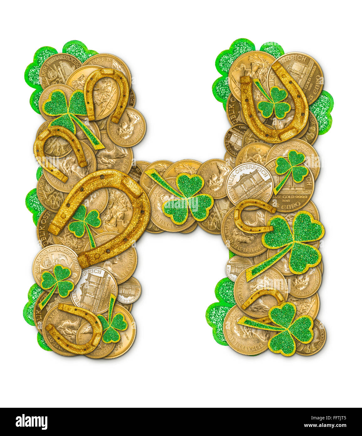 St. Patricks Day Feiertag Buchstabe H gemacht von Münzen, Kleeblätter und Hufeisen Stockfoto