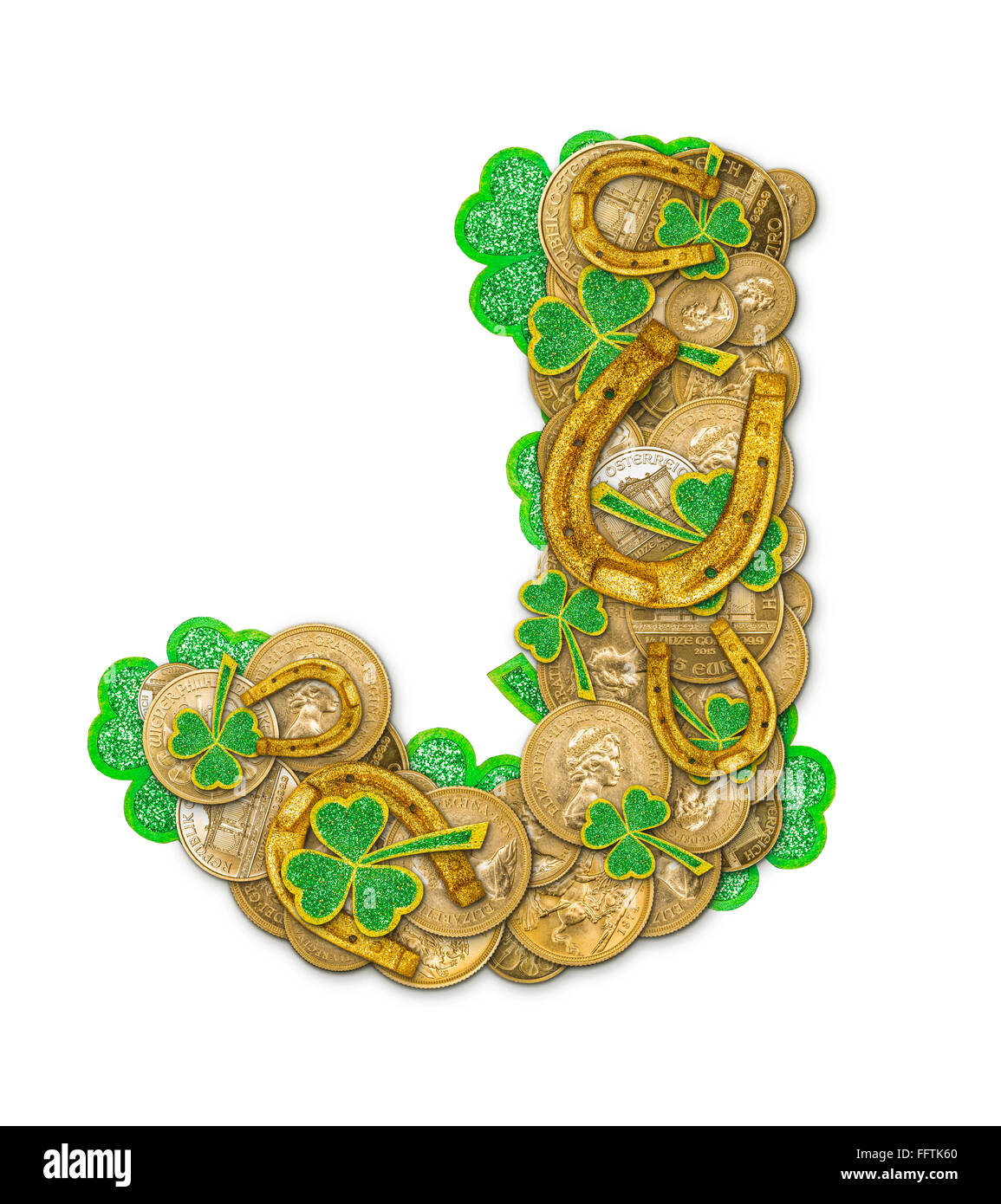St. Patricks Day Feiertag Buchstabe J gemacht von Münzen, Kleeblätter und Hufeisen Stockfoto