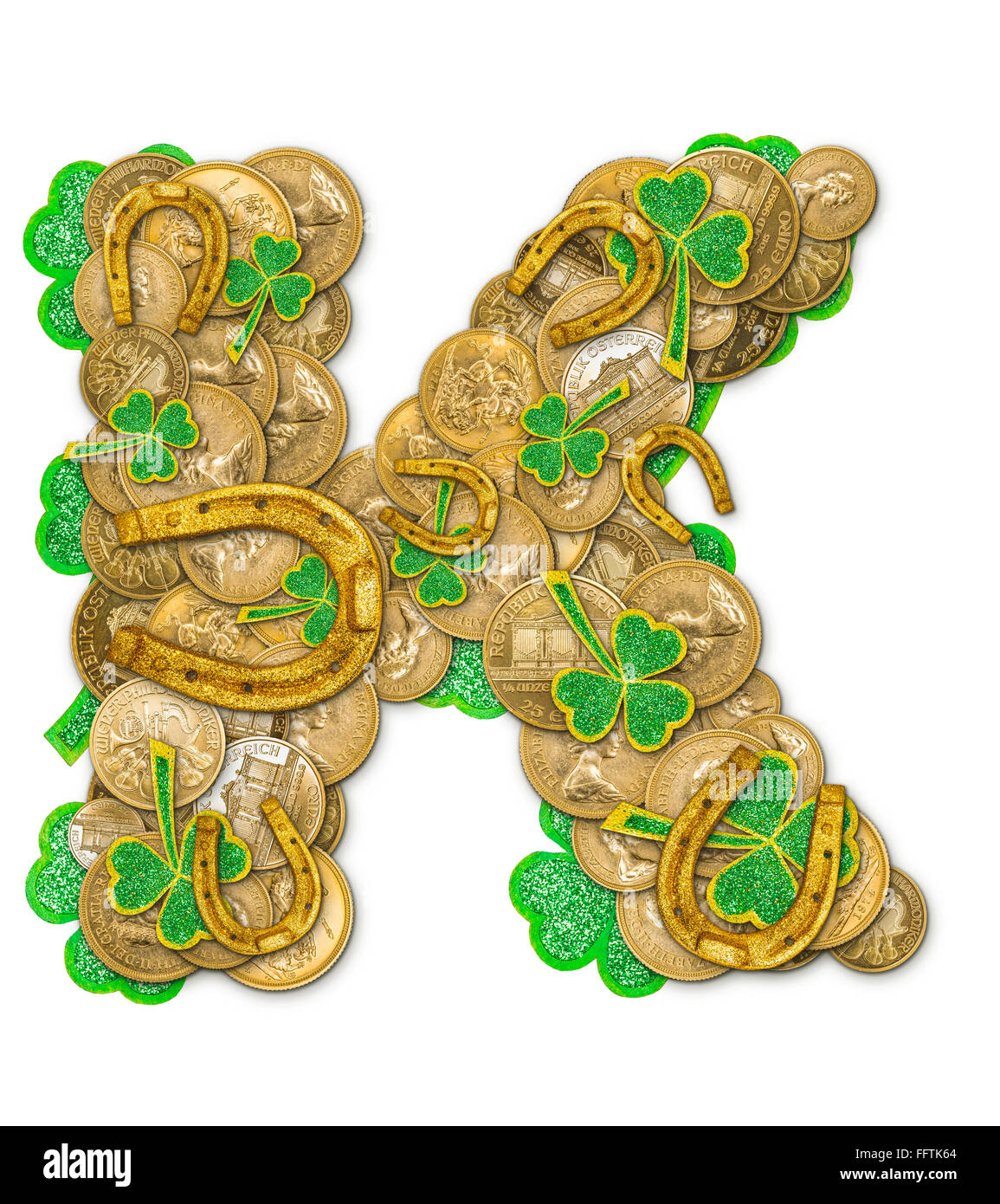 St. Patricks Day Feiertag Buchstabe K gemacht von Münzen, Kleeblätter und Hufeisen Stockfoto