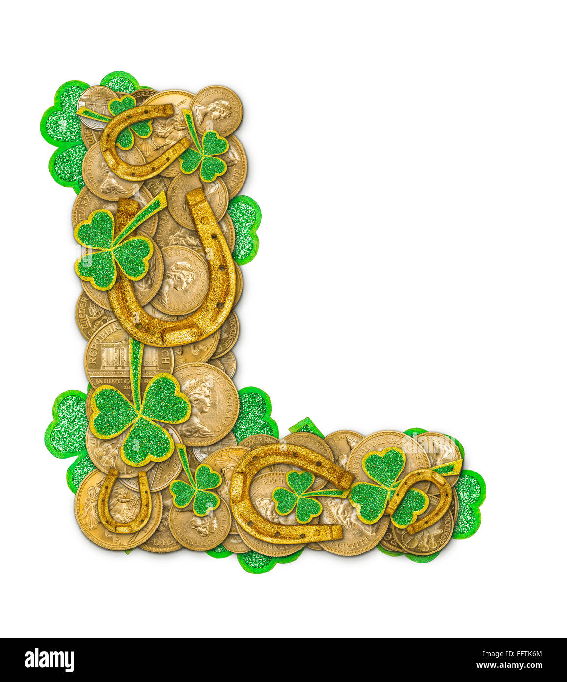St. Patricks Day Feiertag Buchstabe L gemacht von Münzen, Kleeblätter und Hufeisen Stockfoto