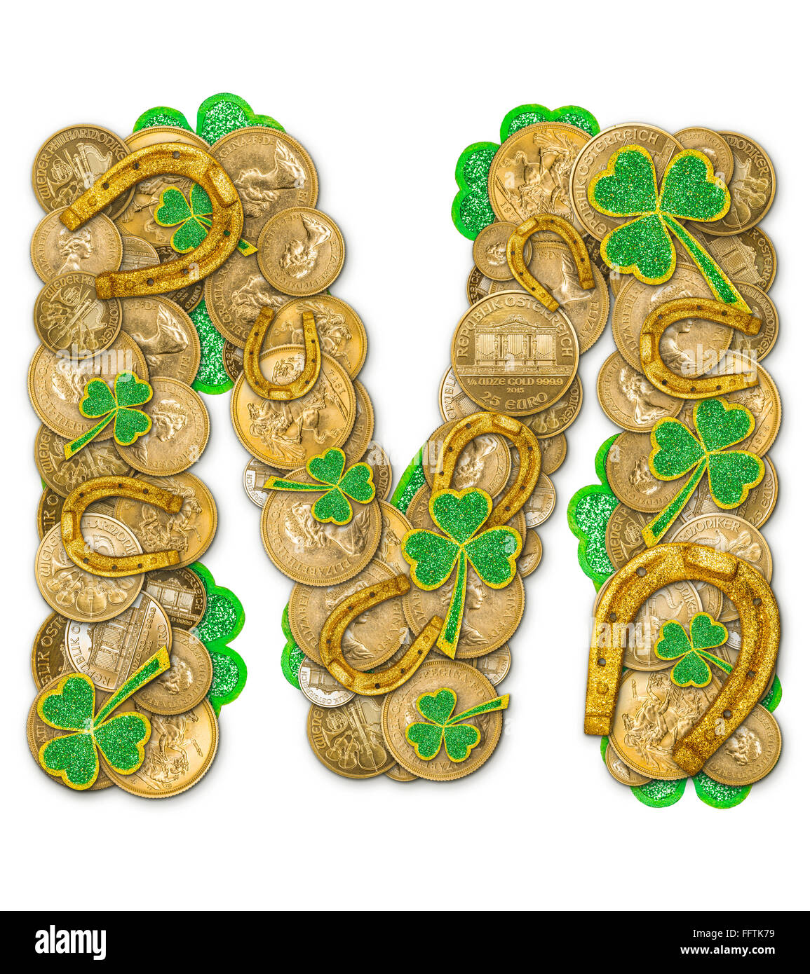 St. Patricks Day Feiertag Buchstabe M gemacht von Münzen, Kleeblätter und Hufeisen Stockfoto