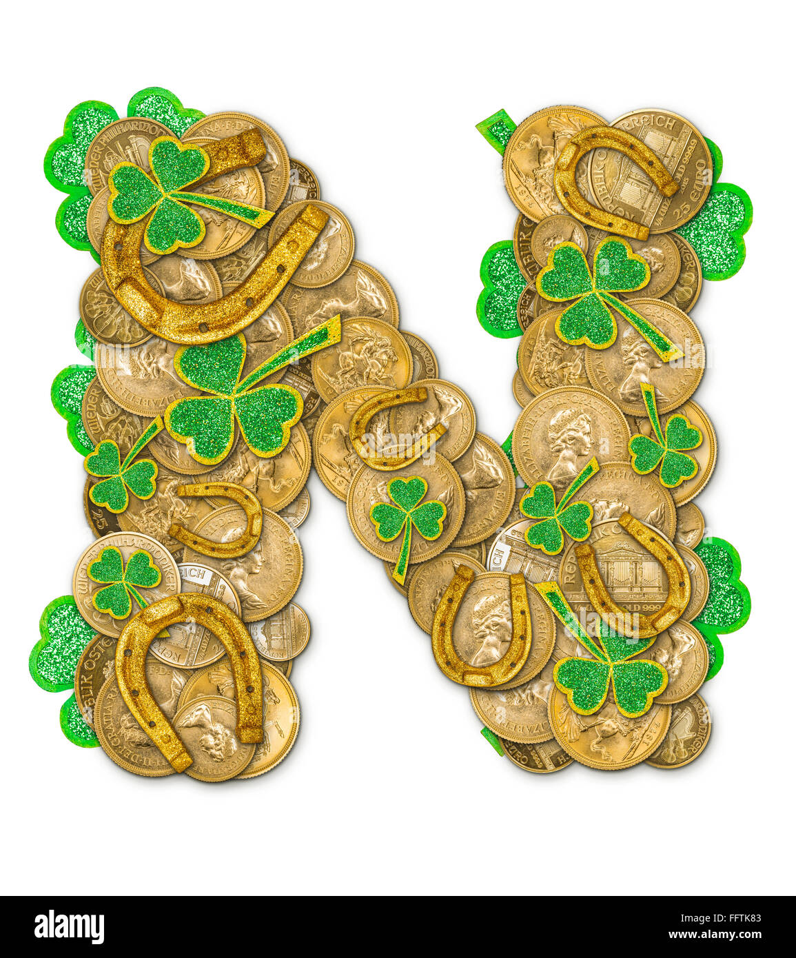 St. Patricks Day Feiertag Buchstabe N gemacht von Münzen, Kleeblätter und Hufeisen Stockfoto