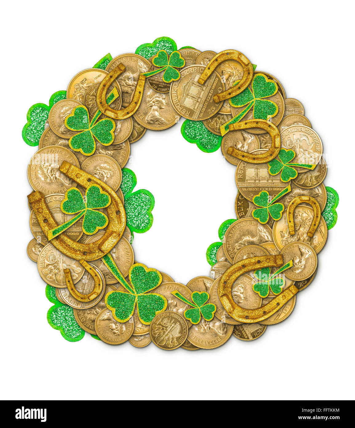 St. Patricks Day Feiertag Buchstabe O gemacht von Münzen, Kleeblätter und Hufeisen Stockfoto
