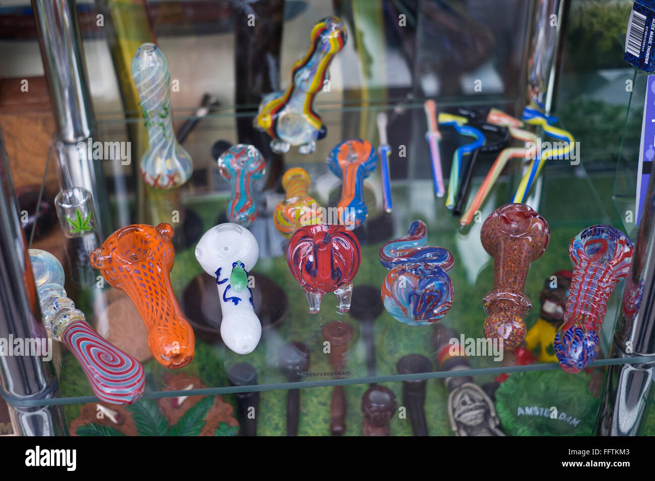 Cannabis-Rohre auf Verkauf in Schaufenster in Amsterdam Niederlande Stockfoto