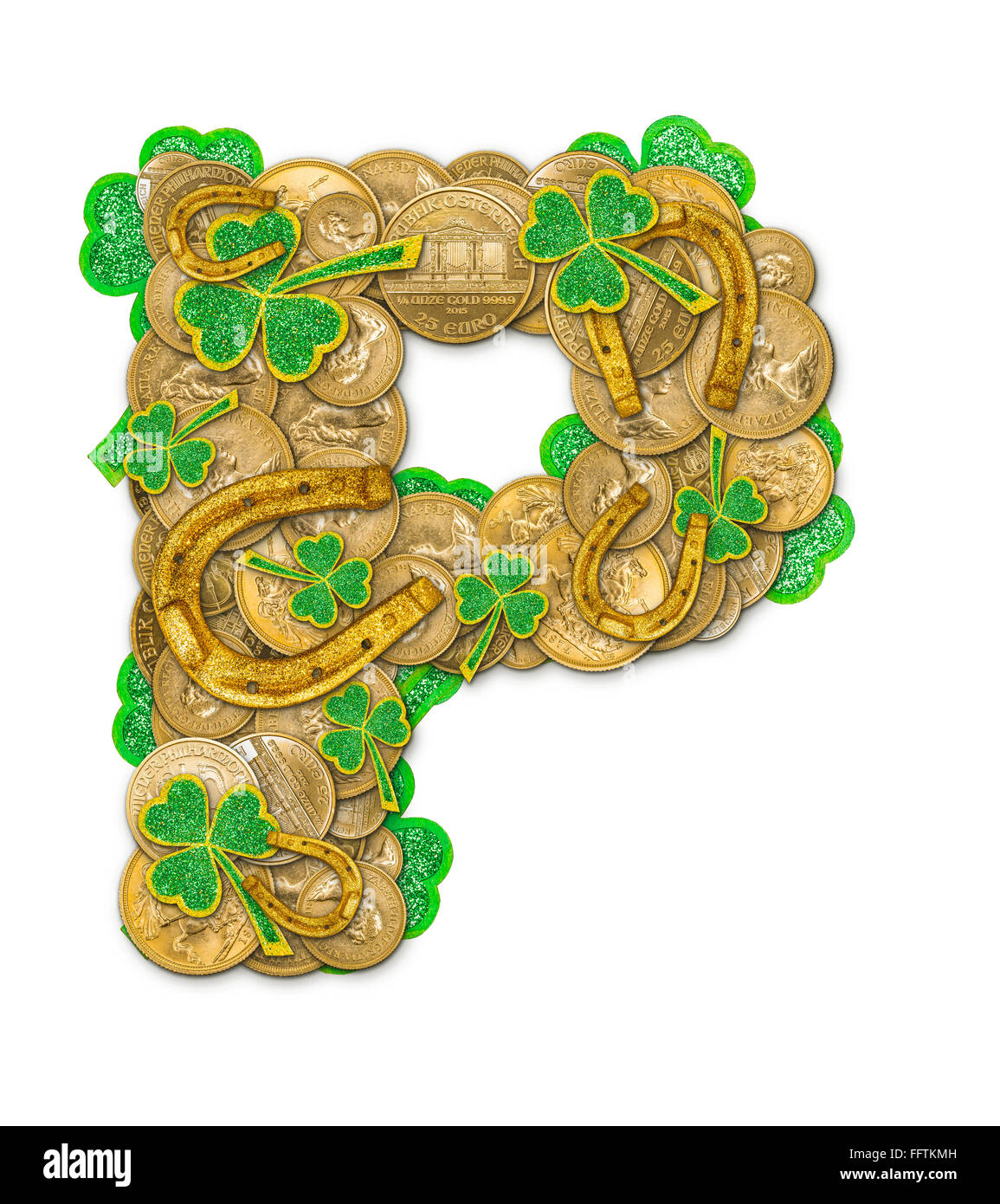 St. Patricks Day Feiertag Buchstabe P gemacht von Münzen, Kleeblätter und Hufeisen Stockfoto