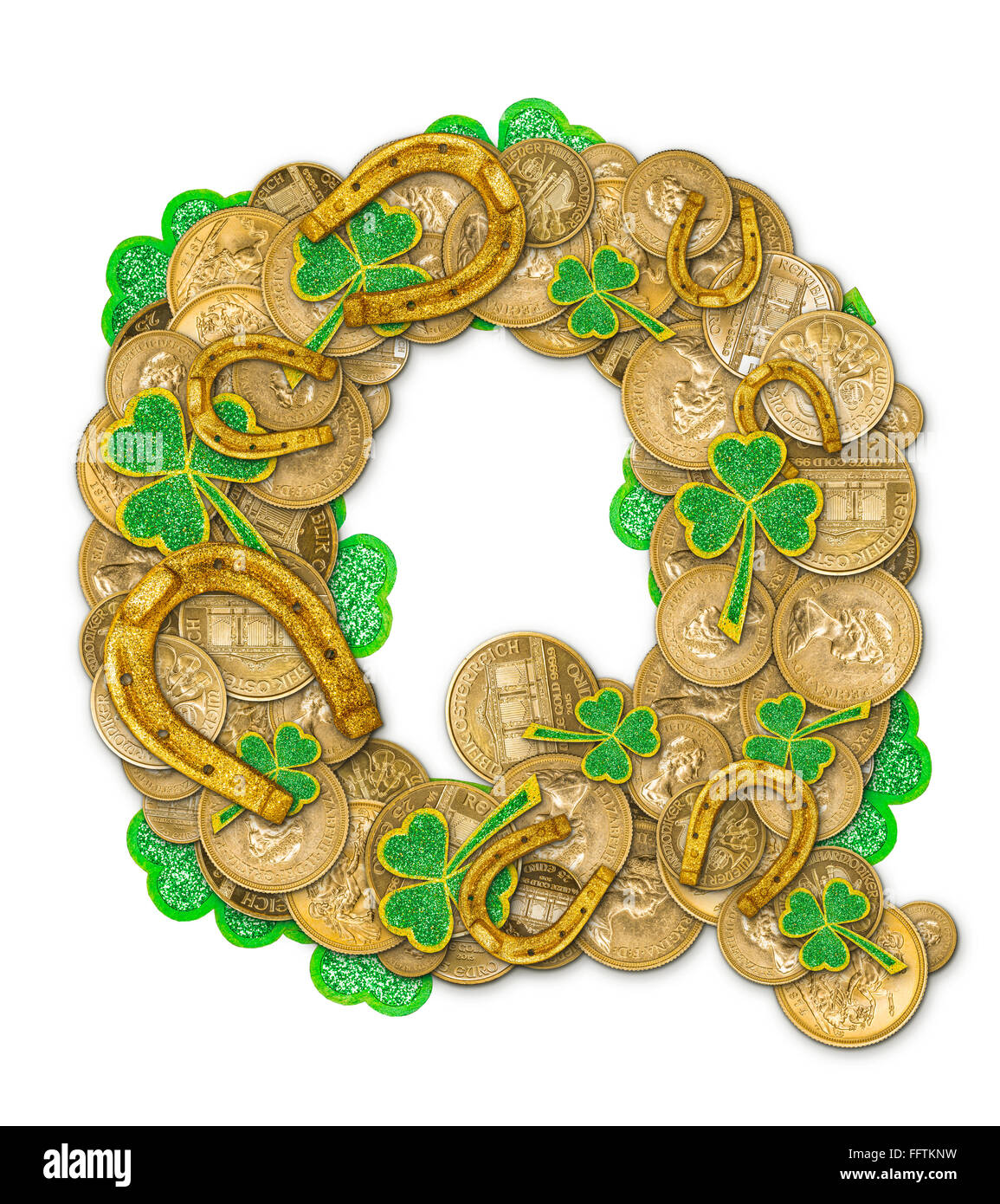 St. Patricks Day Feiertag Buchstabe Q gemacht von Münzen, Kleeblätter und Hufeisen Stockfoto
