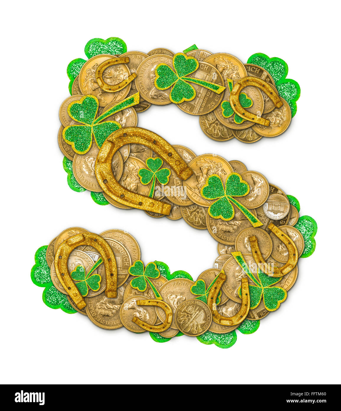 St. Patricks Day Feiertag Buchstabe S gemacht von Münzen, Kleeblätter und Hufeisen Stockfoto