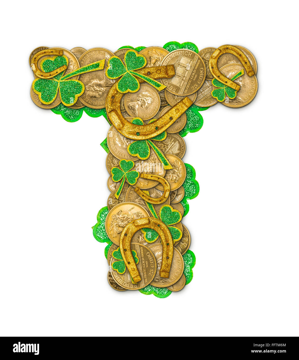 St. Patricks Day Feiertag Buchstabe T gemacht von Münzen, Kleeblätter und Hufeisen Stockfoto