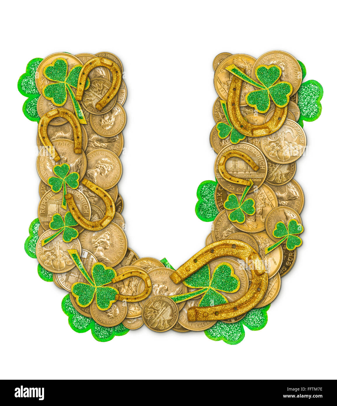 St. Patricks Day Feiertag Buchstabe U gemacht von Münzen, Kleeblätter und Hufeisen Stockfoto