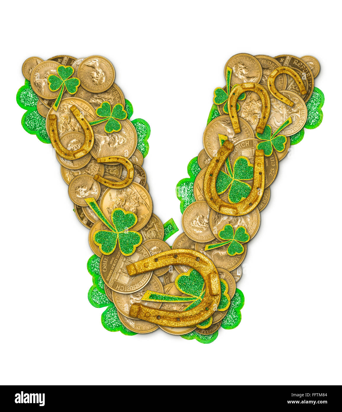St. Patricks Day Feiertag Buchstabe V gemacht von Münzen, Kleeblätter und Hufeisen Stockfoto