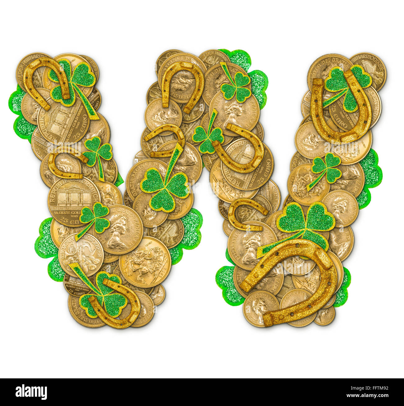 St. Patricks Day Feiertag Buchstabe W gemacht von Münzen, Kleeblätter und Hufeisen Stockfoto