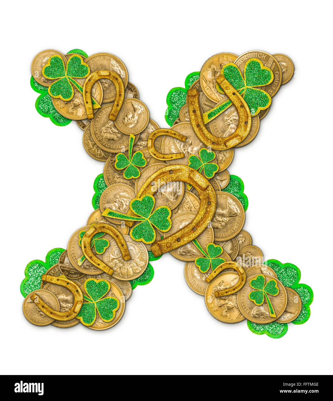 St. Patricks Day Feiertag Buchstabe X gemacht von Münzen, Kleeblätter und Hufeisen Stockfoto