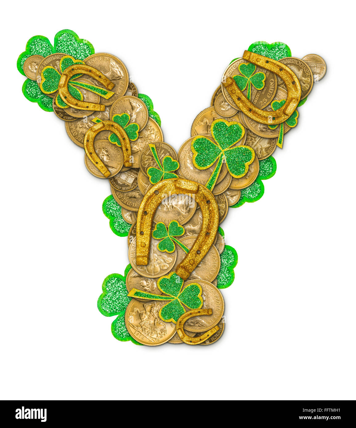 St. Patricks Day Feiertag Buchstabe Y gemacht von Münzen, Kleeblätter und Hufeisen Stockfoto