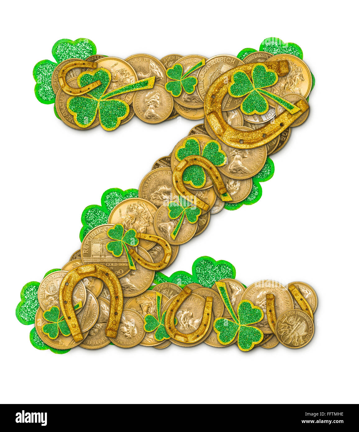 St. Patricks Day Feiertag Buchstabe Z gemacht von Münzen, Kleeblätter und Hufeisen Stockfoto