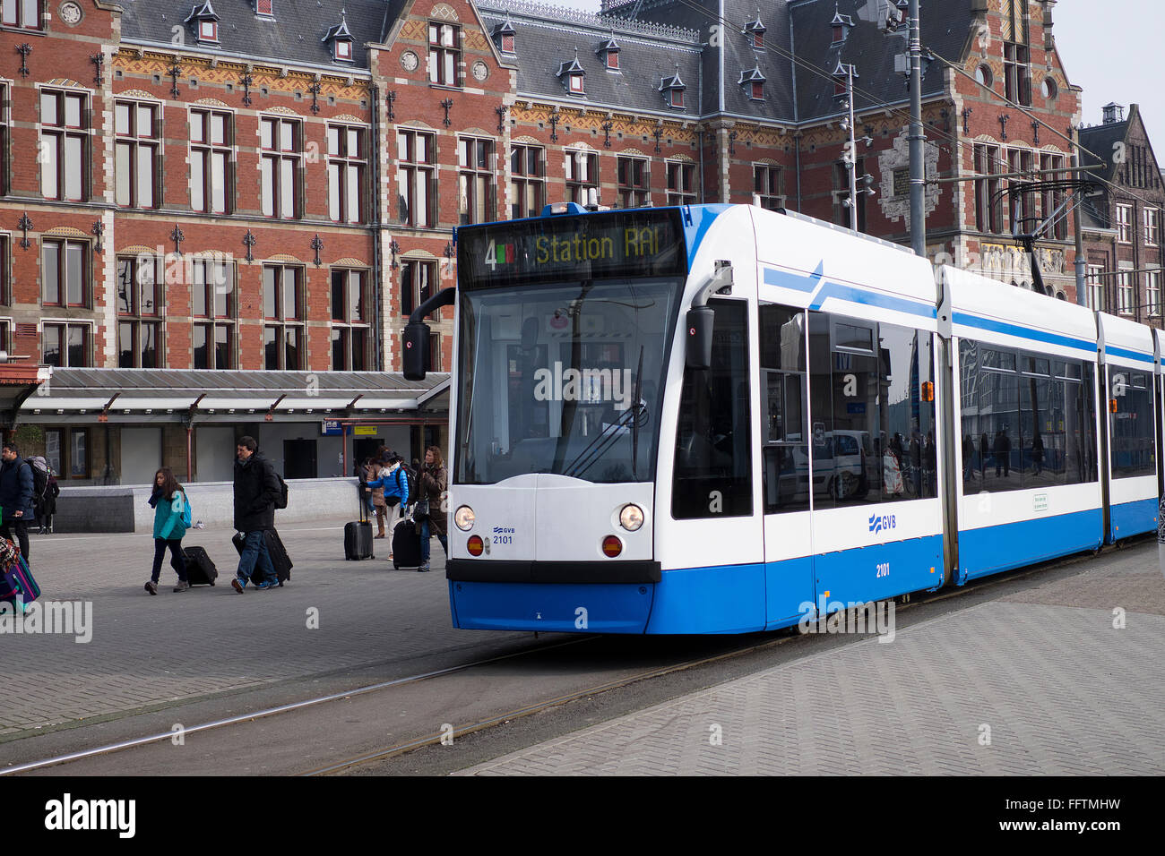 Straßenbahn Nr. 4 in Amsterdam central Station Stockfoto