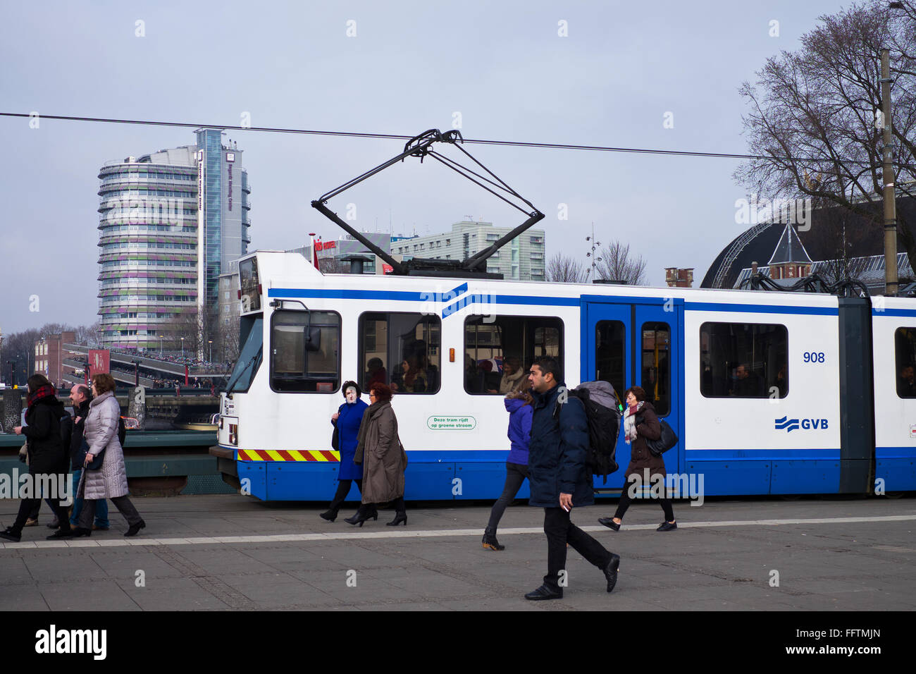 Straßenbahn durch den Kanal in Amsterdam im Winter, Niederlande Stockfoto
