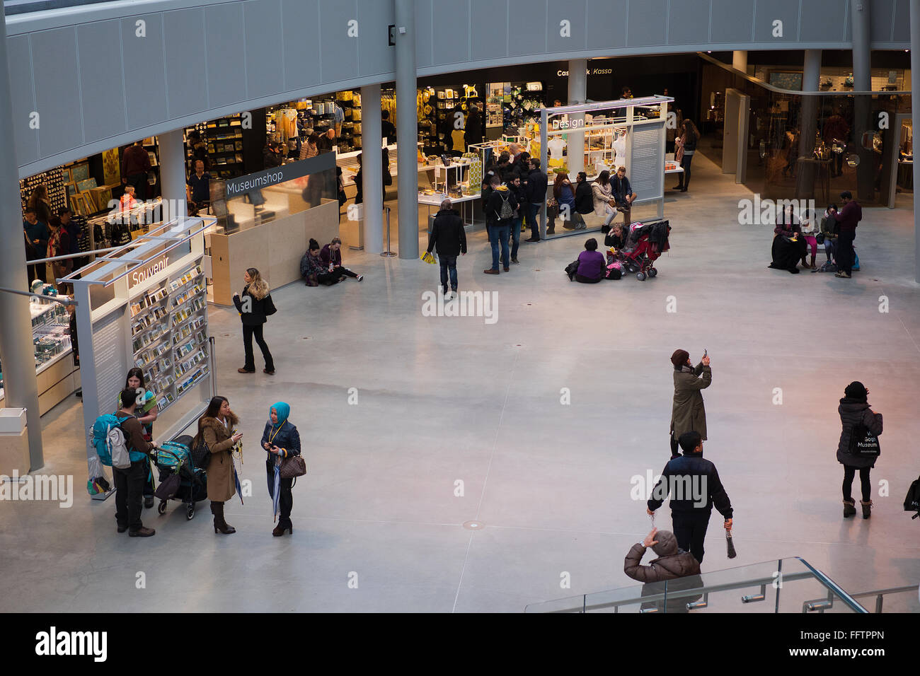 Besucher des Van Gogh Museums in Amsterdam, Niederlande Stockfoto