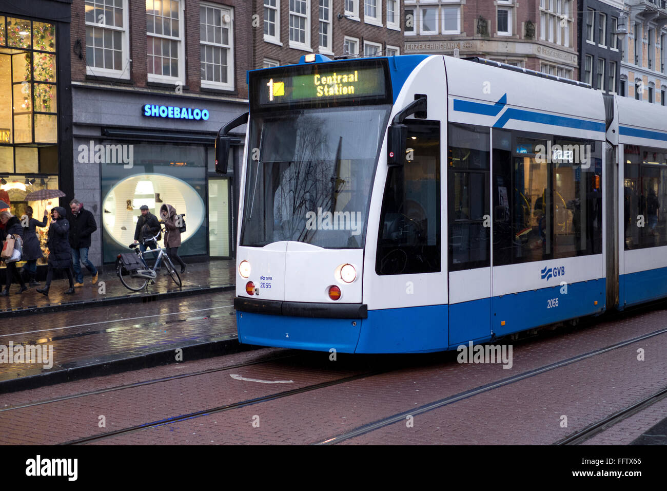 Straßenbahn auf einem nassen Wintertag in Amsterdam in den Niederlanden Stockfoto
