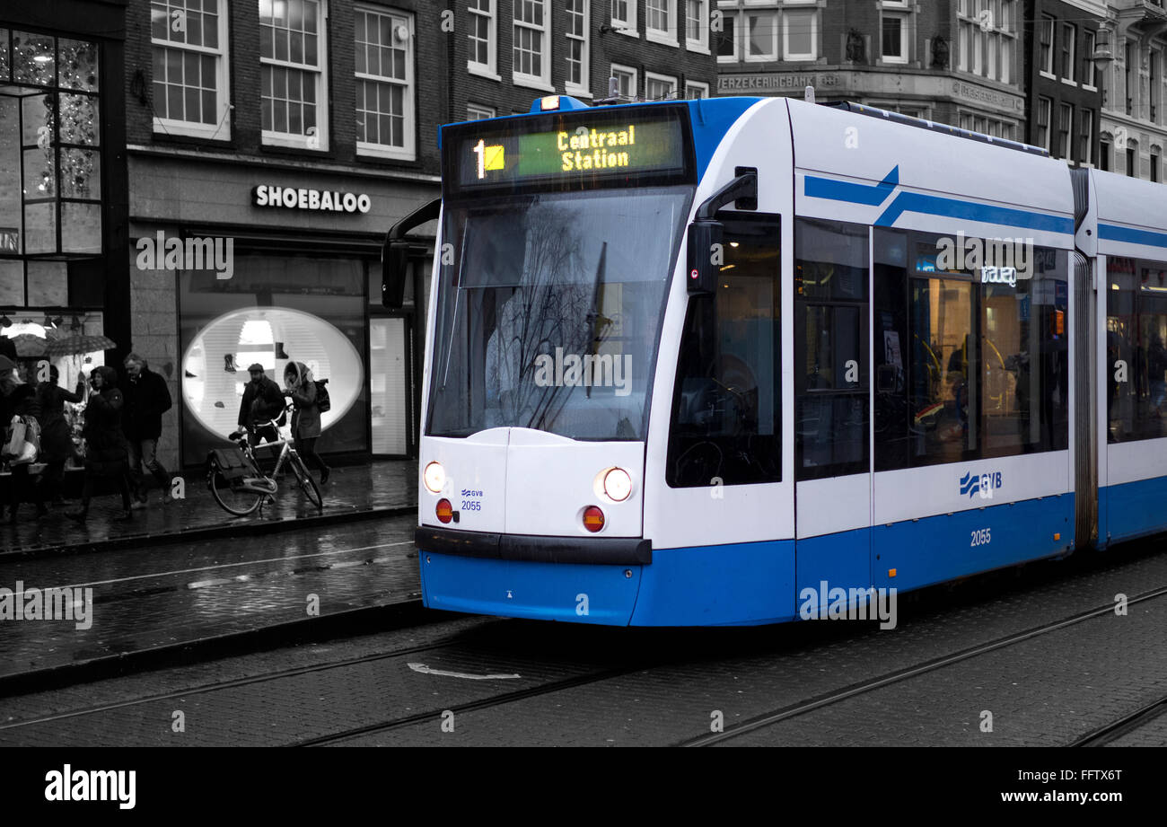 Straßenbahn auf einem nassen Wintertag in Amsterdam in den Niederlanden Stockfoto