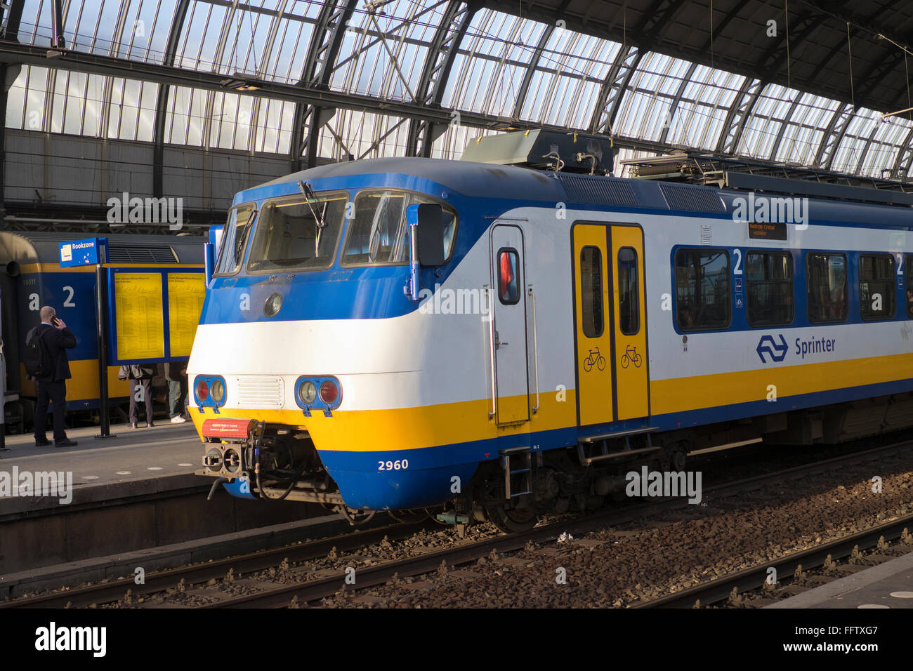 Niederländischer Sprinter Zug in Amsterdam Centraal Bahnhof in den Niederlanden Stockfoto
