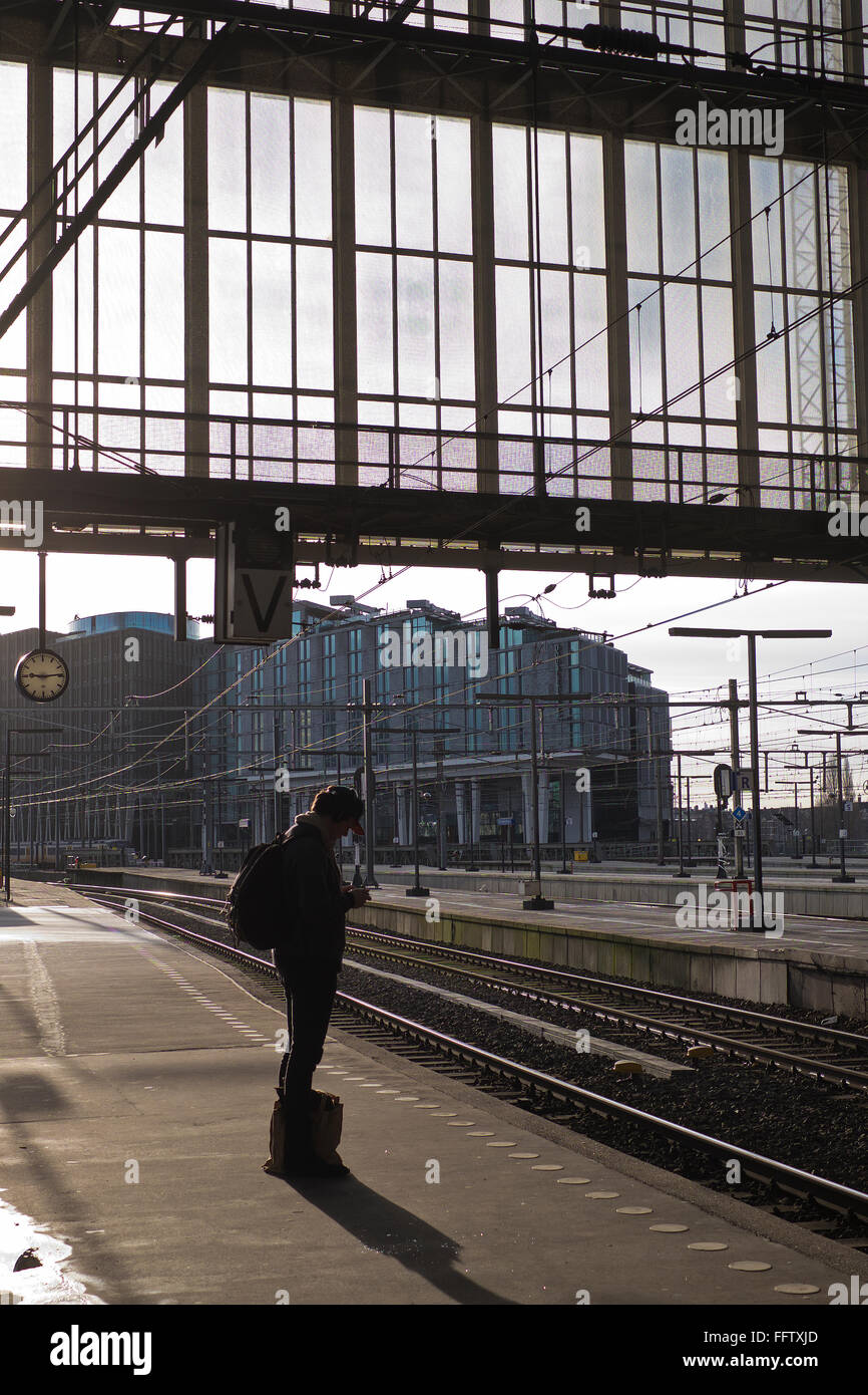 Passagier wartet Zug am Bahnhof Amsterdam Centraal in den Niederlanden Stockfoto