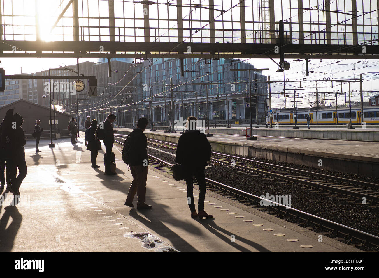 Passagiere warten auf dem Zug am Bahnhof Amsterdam Centraal in den Niederlanden Stockfoto