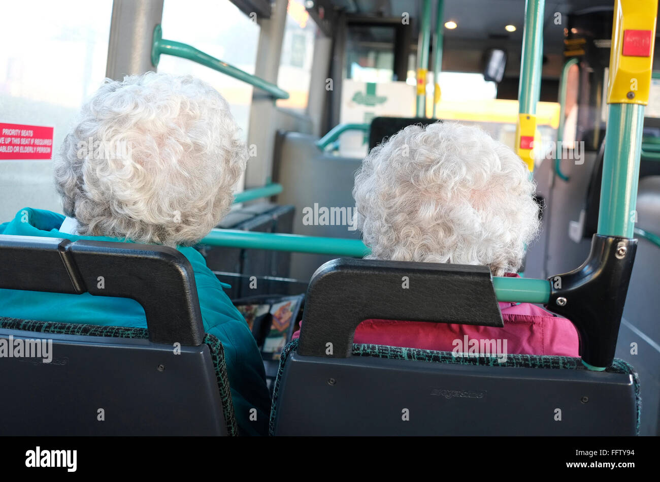 zwei weibliche Rentner fahren mit den öffentlichen Verkehrsmitteln Stockfoto