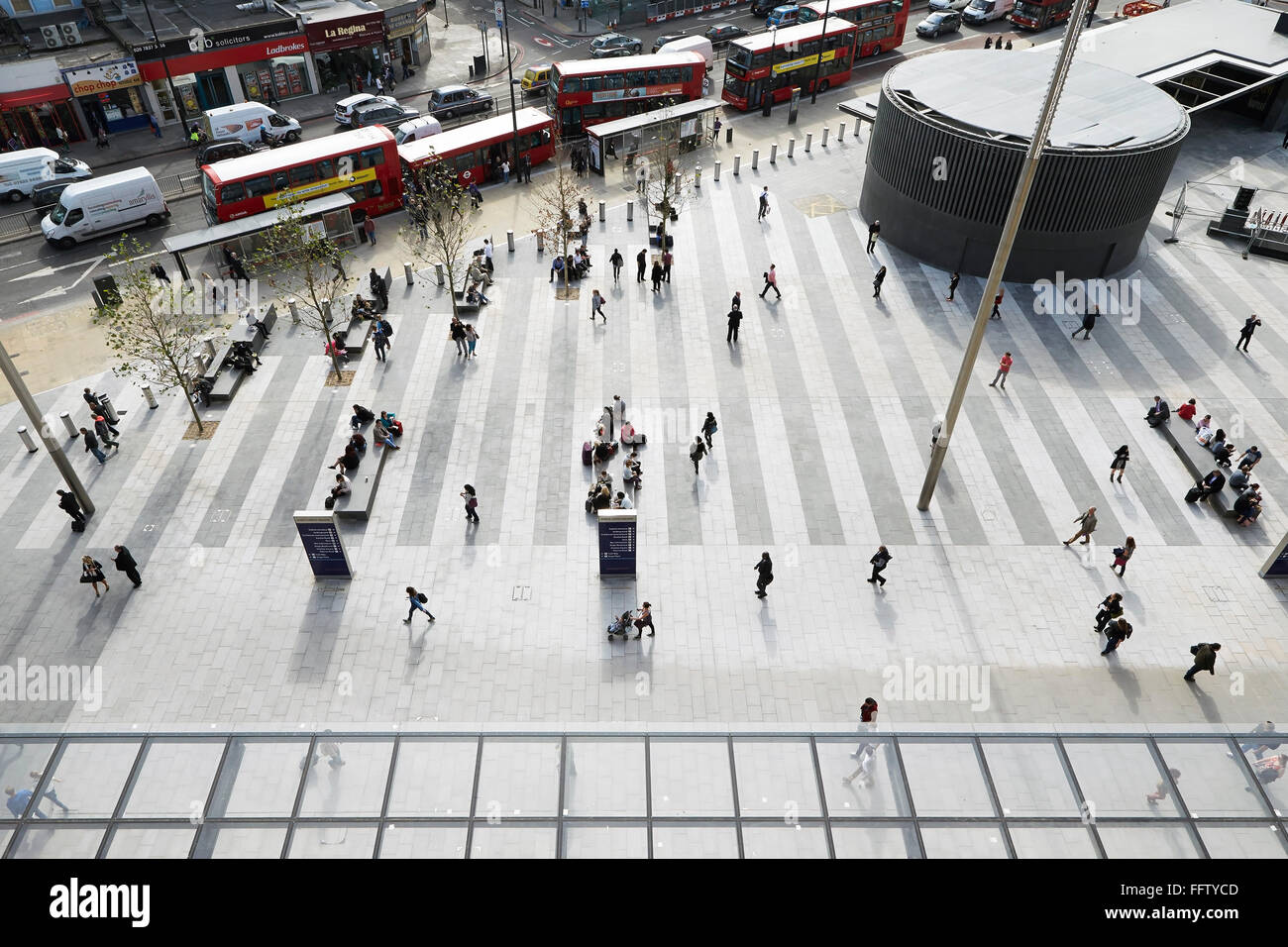 Vogelperspektive des gepflasterten Platz und urbanen Kontext. Kings Cross Square, London, Vereinigtes Königreich. Architekt: Stanton Willia Stockfoto