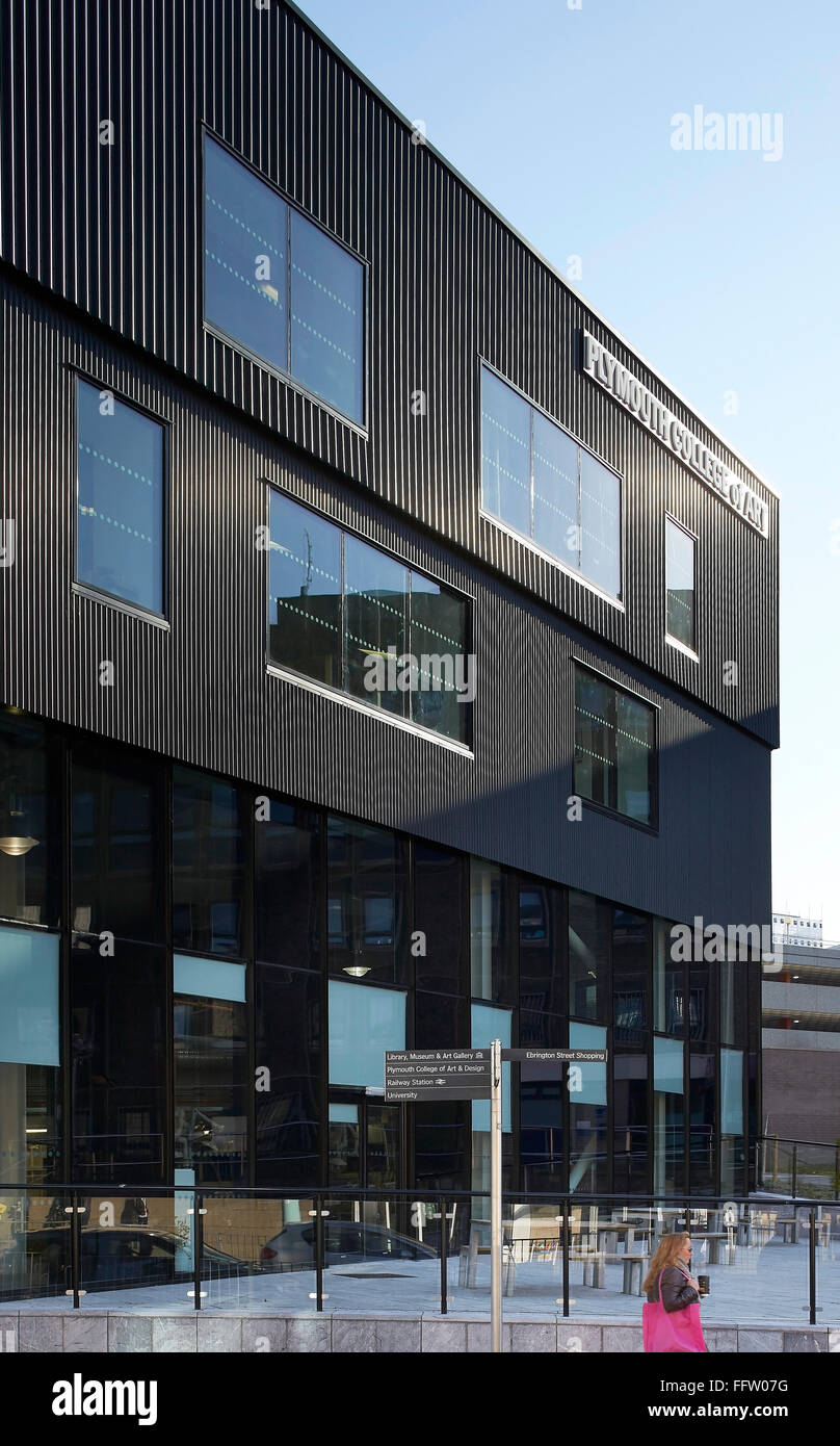 Außenfassade, gekleidet in schwarzem Metall. Plymouth College of Art in Plymouth, Vereinigtes Königreich. Architekt: Feilden Clegg Bradley Studios Stockfoto
