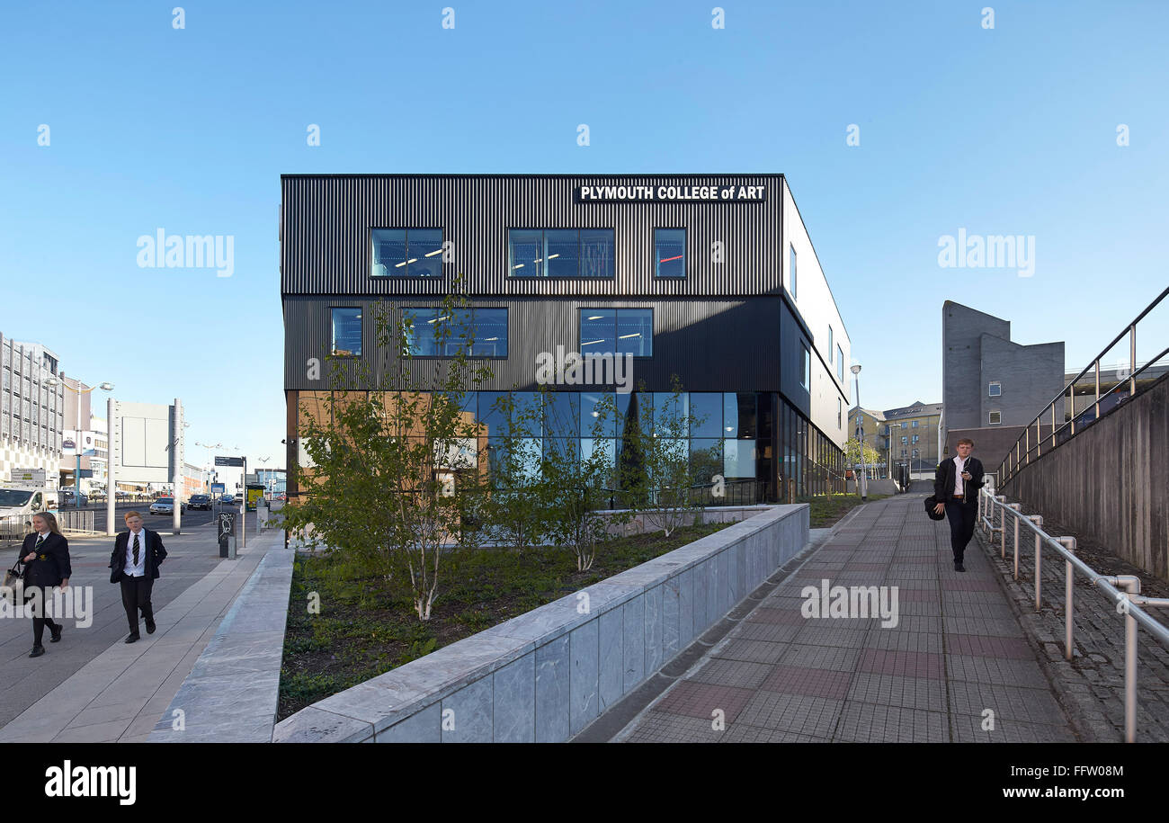 Frontalansicht des Gebäudes mit Spazierwegen und Straße. Plymouth College of Art in Plymouth, Vereinigtes Königreich. Architekt: Feilden Clegg B Stockfoto