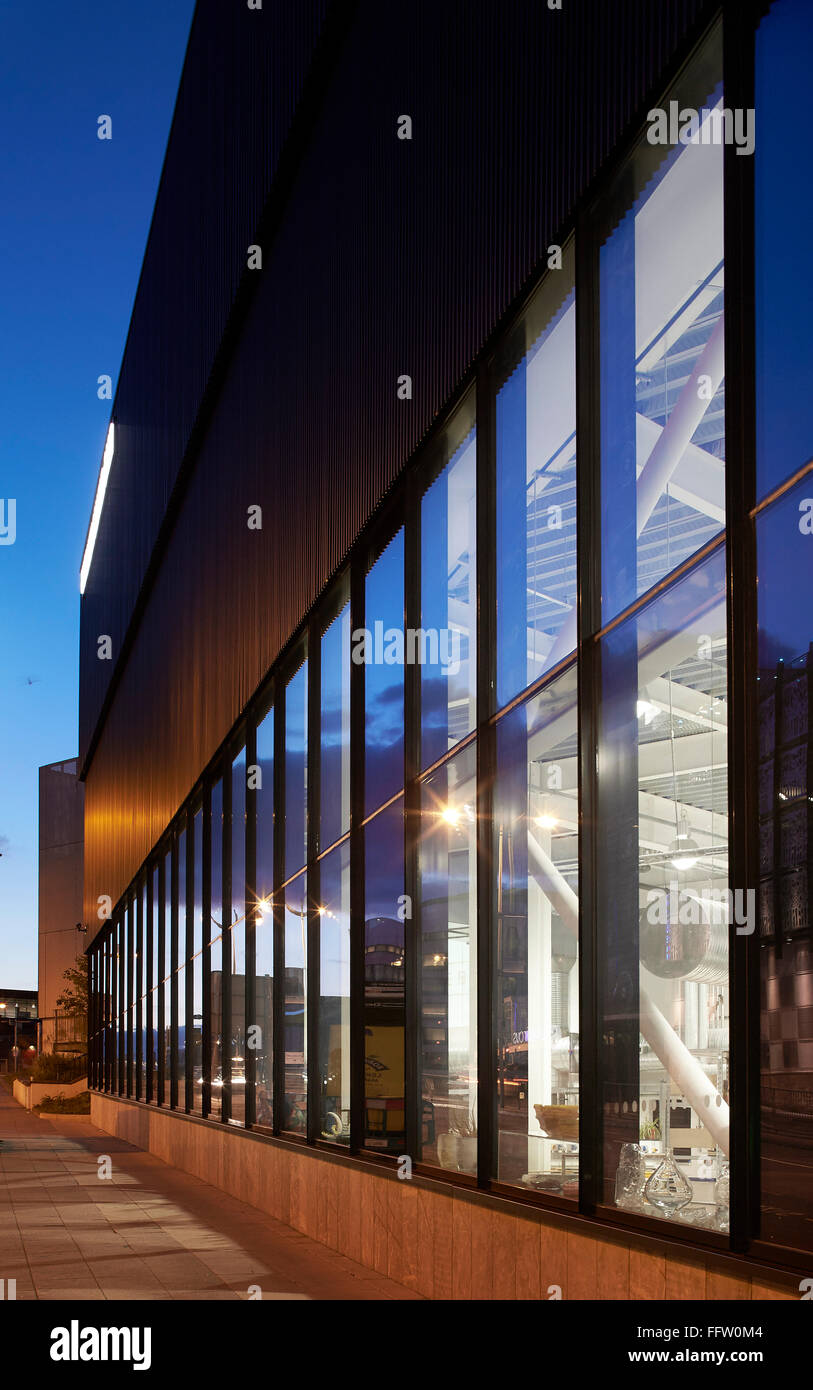 Raumhohen Fenster mit Blick in die Werkstätten. Plymouth College of Art in Plymouth, Vereinigtes Königreich. Architekt: Feilden Clegg Bradley Stockfoto