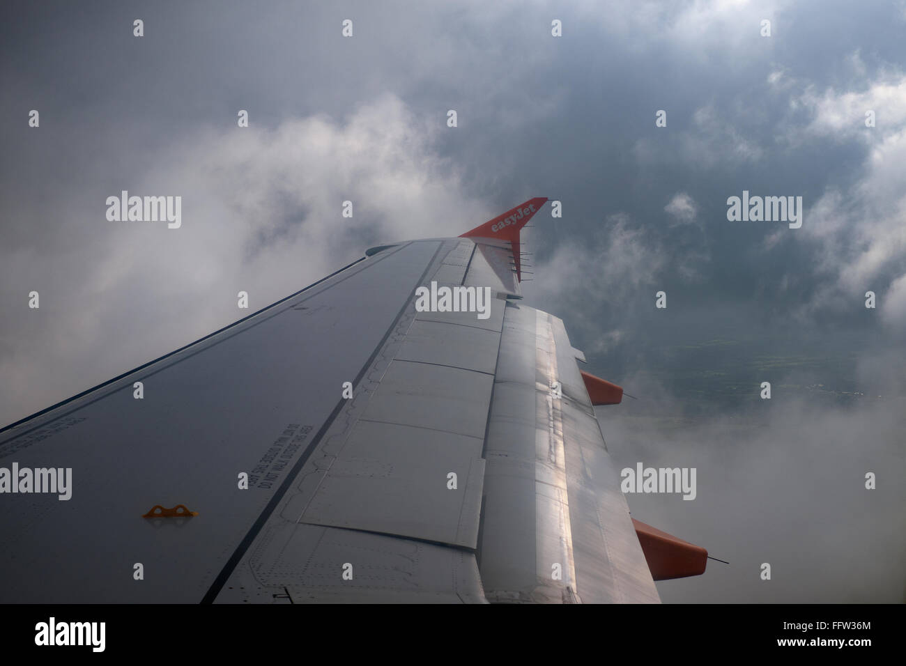 EasyJet Flügelspitze im Flug durch Wolken Stockfoto