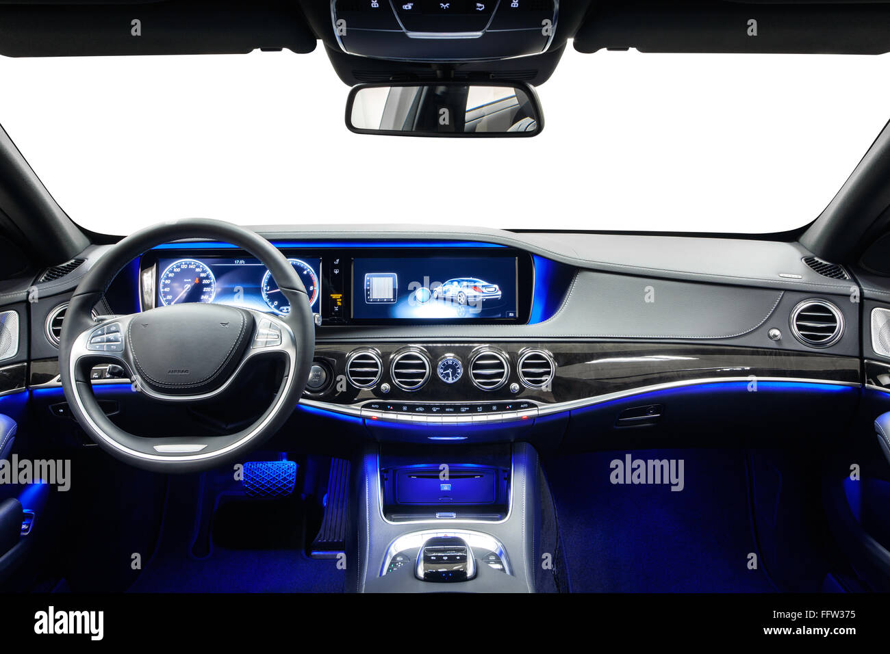 Auto Innenraum Luxus Dashboard & Lenkrad. Holz Dekoration & blaue  Umgebungslicht. Reinigung und Auto-Service-Details Stockfotografie - Alamy