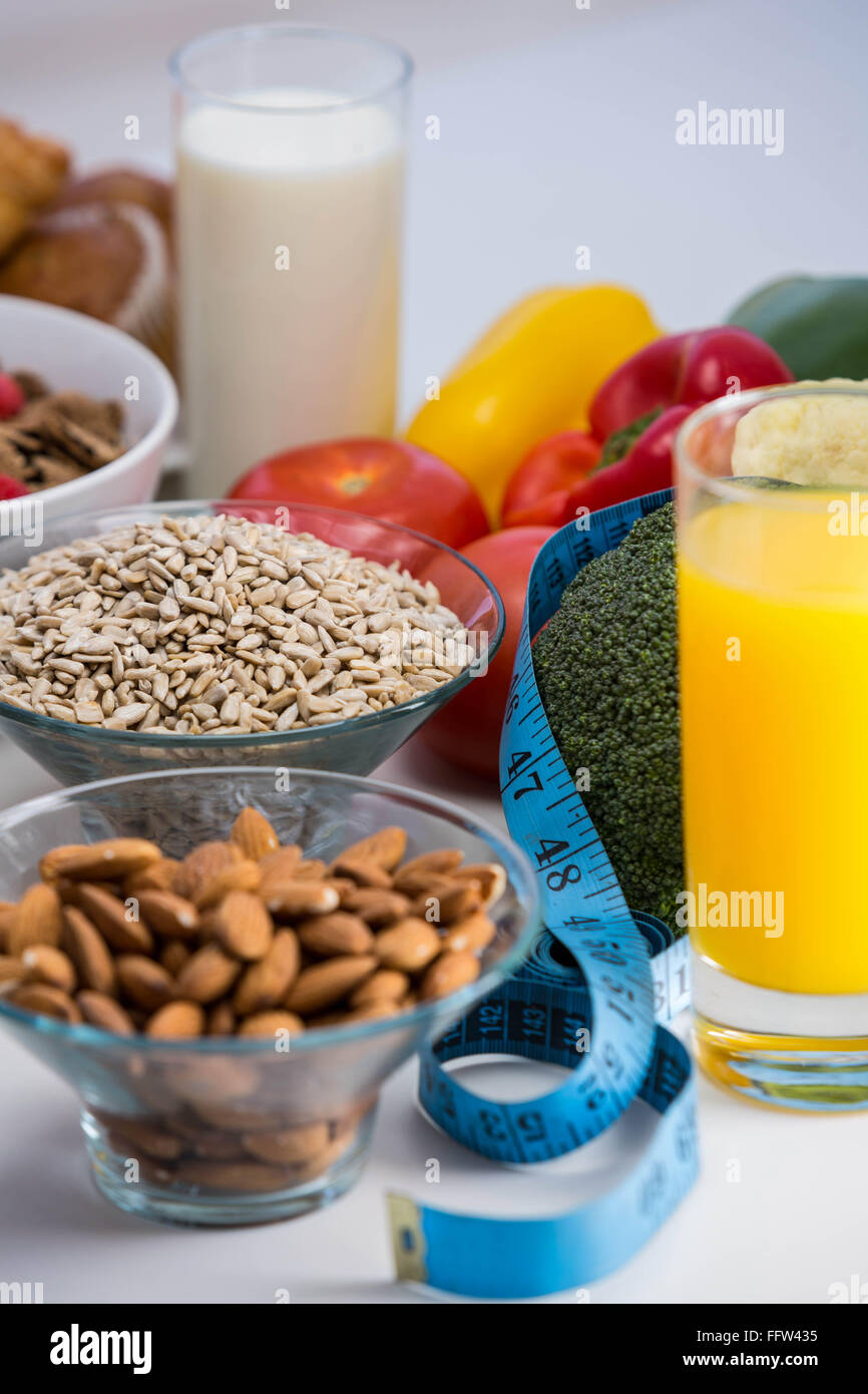 Blick auf Schüssel Müsli, Obstsalat und Lebensmittel Stockfoto
