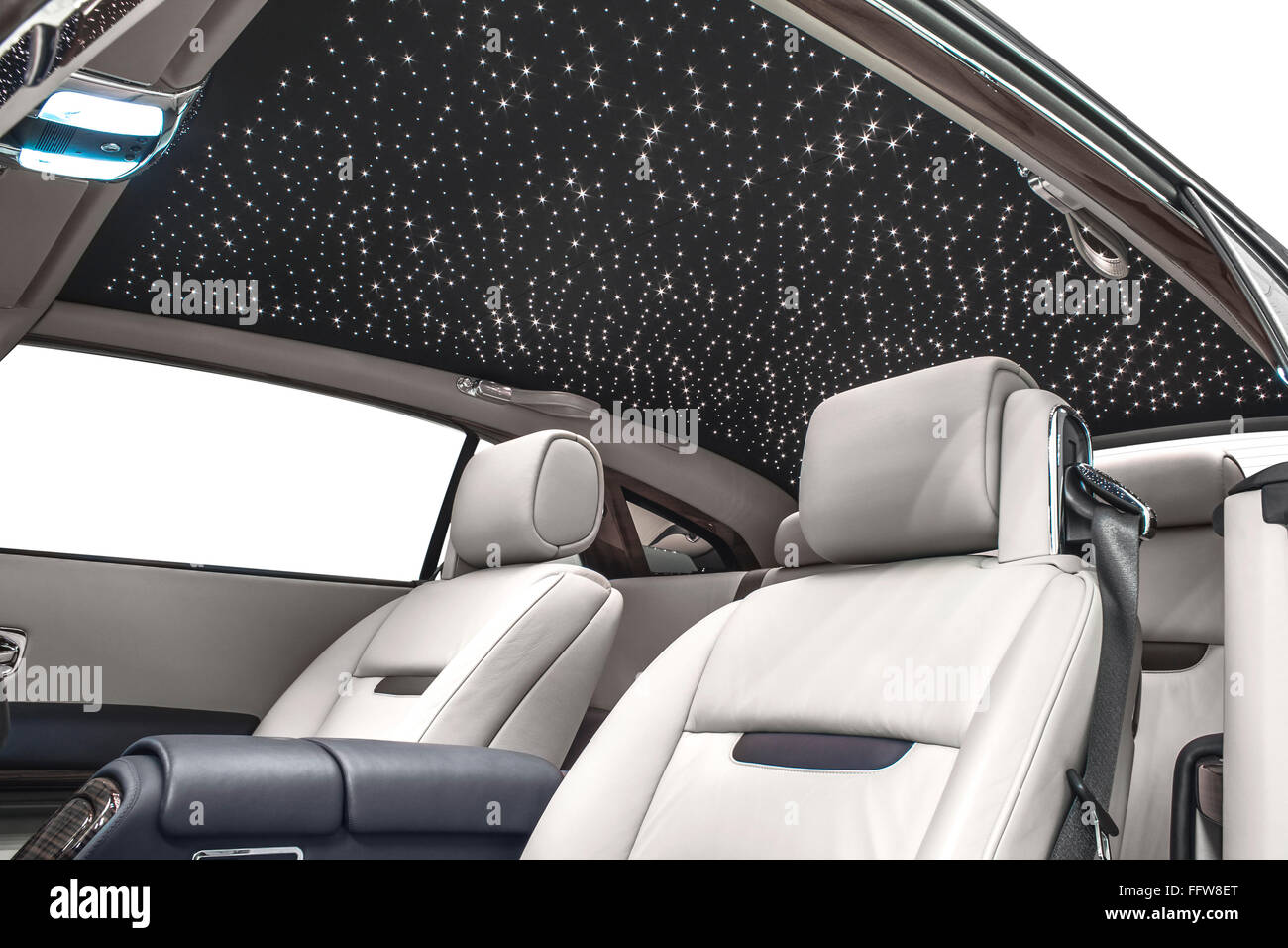 Auto Innenraum Luxus. Weißen Sitze & schwarzes Dach mit Sternen. Reinigung,  tuning und Detaillierung Autoservice Stockfotografie - Alamy