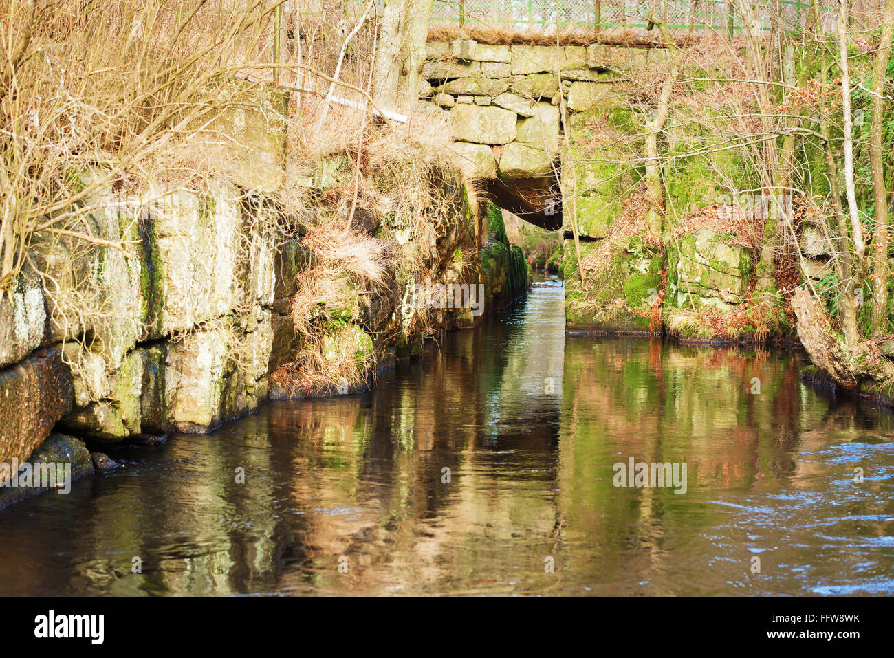 Der Fluss ist durch einen schmalen Spalt im umgebenden Grundgestein gezwungen. Kleine vertikale Klippen geben Sie den Fluss. Die Lücke dient als ein Stockfoto