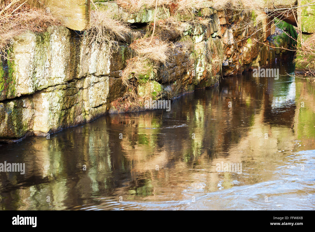 Der Fluss ist durch einen schmalen Spalt im umgebenden Grundgestein gezwungen. Kleine vertikale Klippen geben Sie den Fluss. Die Lücke dient als ein Stockfoto