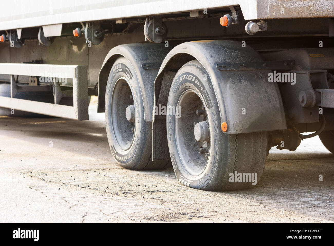 Kallinge, Schweden - 7. Februar 2016: Detail eines LKW Anhänger Reifenpanne. Logo sichtbar. Stockfoto