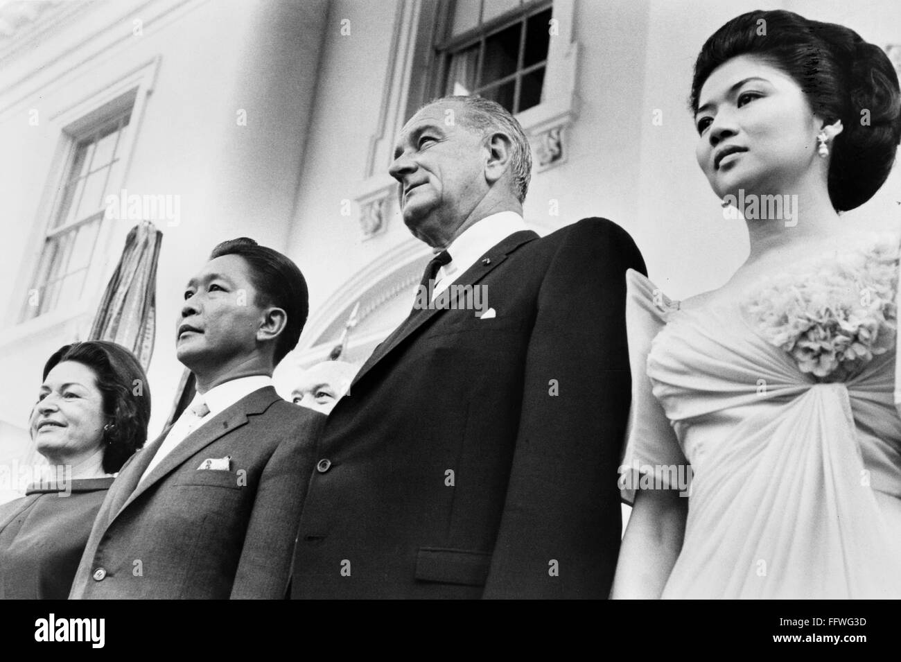 JOHNSON UND MARCOS, 1966. /Nu.S. Präsident Lyndon Johnson (Mitte) mit Präsident Ferdinand Marcos von den Philippinen und ihre Frauen, Lady Bird Johnson (links) und Imelda Marcos, im Weißen Haus in Washington, D.C., 14. September 1966. Fotografiert von M Stockfoto