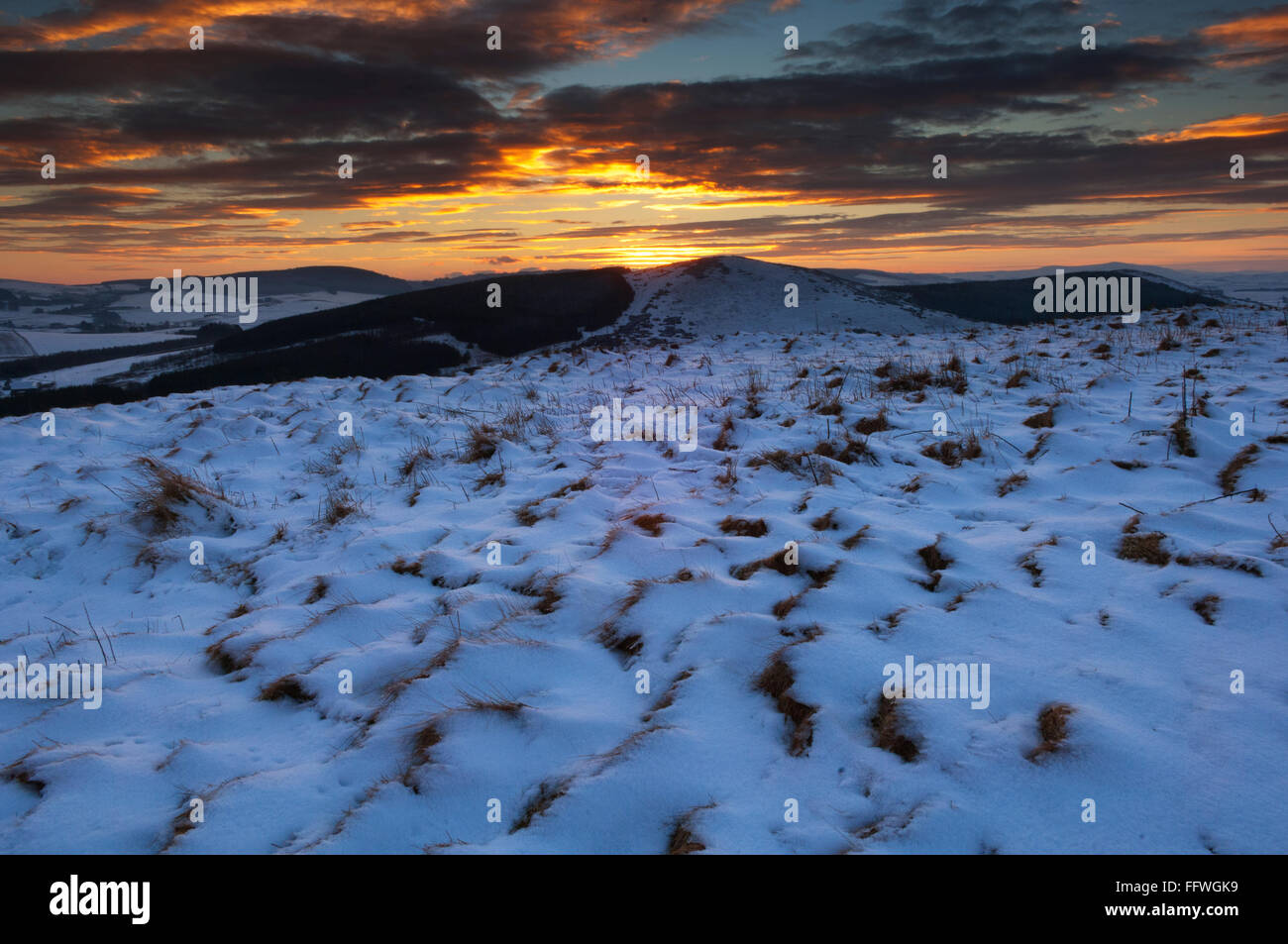 Sonnenuntergang von der Spitze des Hügels Dunnideer im Winter - in der Nähe von Insch, Aberdeenshire, Schottland. Stockfoto