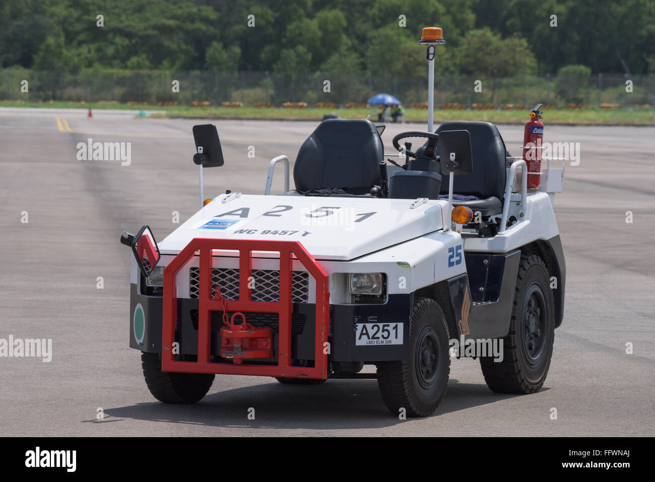 Kleiner Flughafen Fahrzeug am Flughafen Changi in Singapur Stockfoto