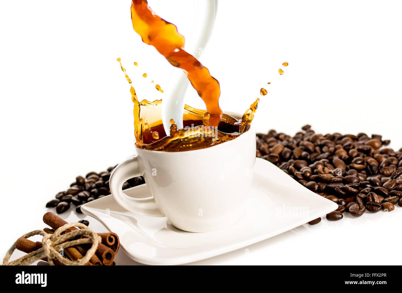 Weiße Tasse Kaffee mit Milch Spritzen auf weißem Hintergrund Stockfoto