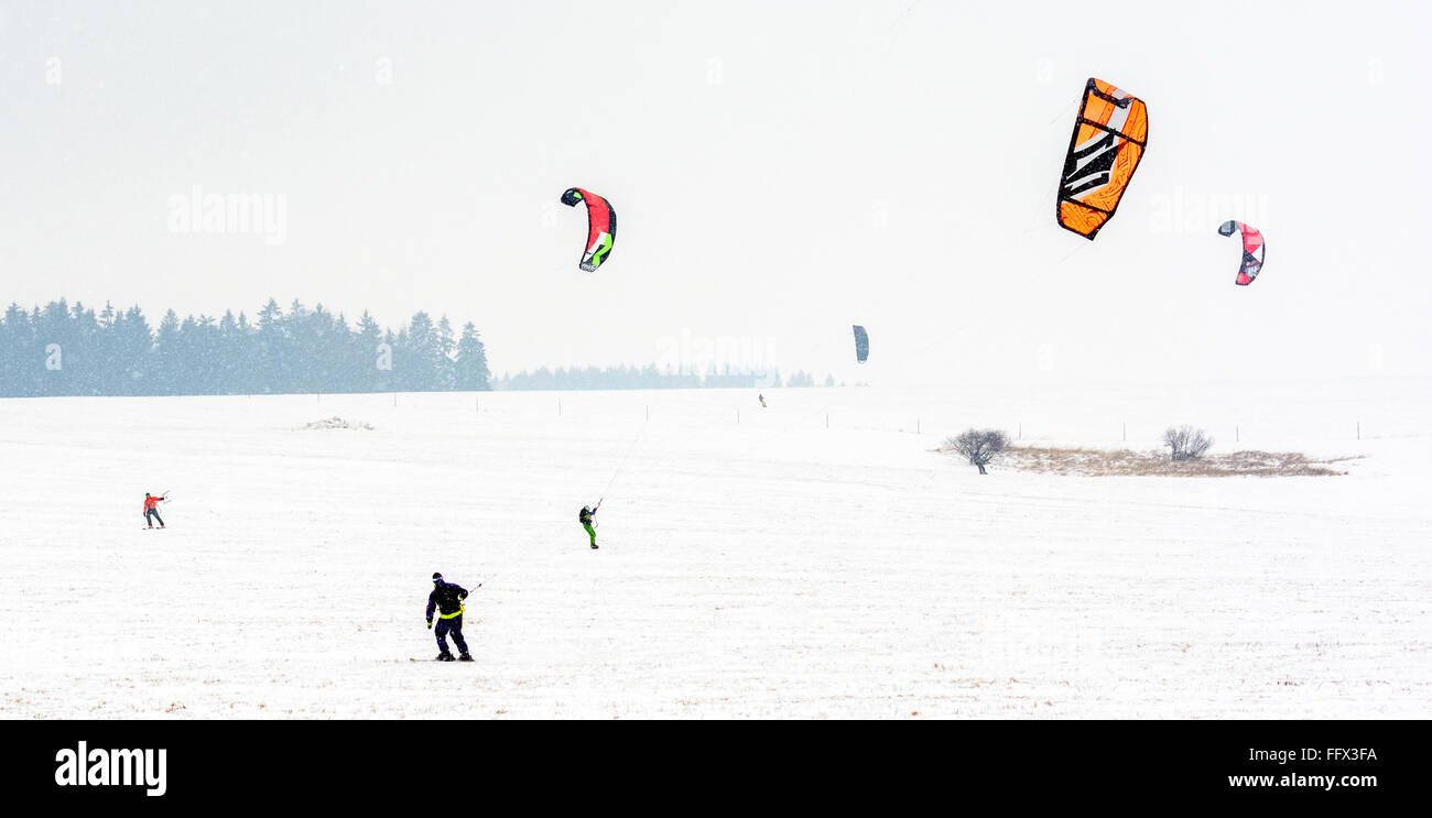 Mann Kite Skifahren auf Schnee im wind Stockfoto