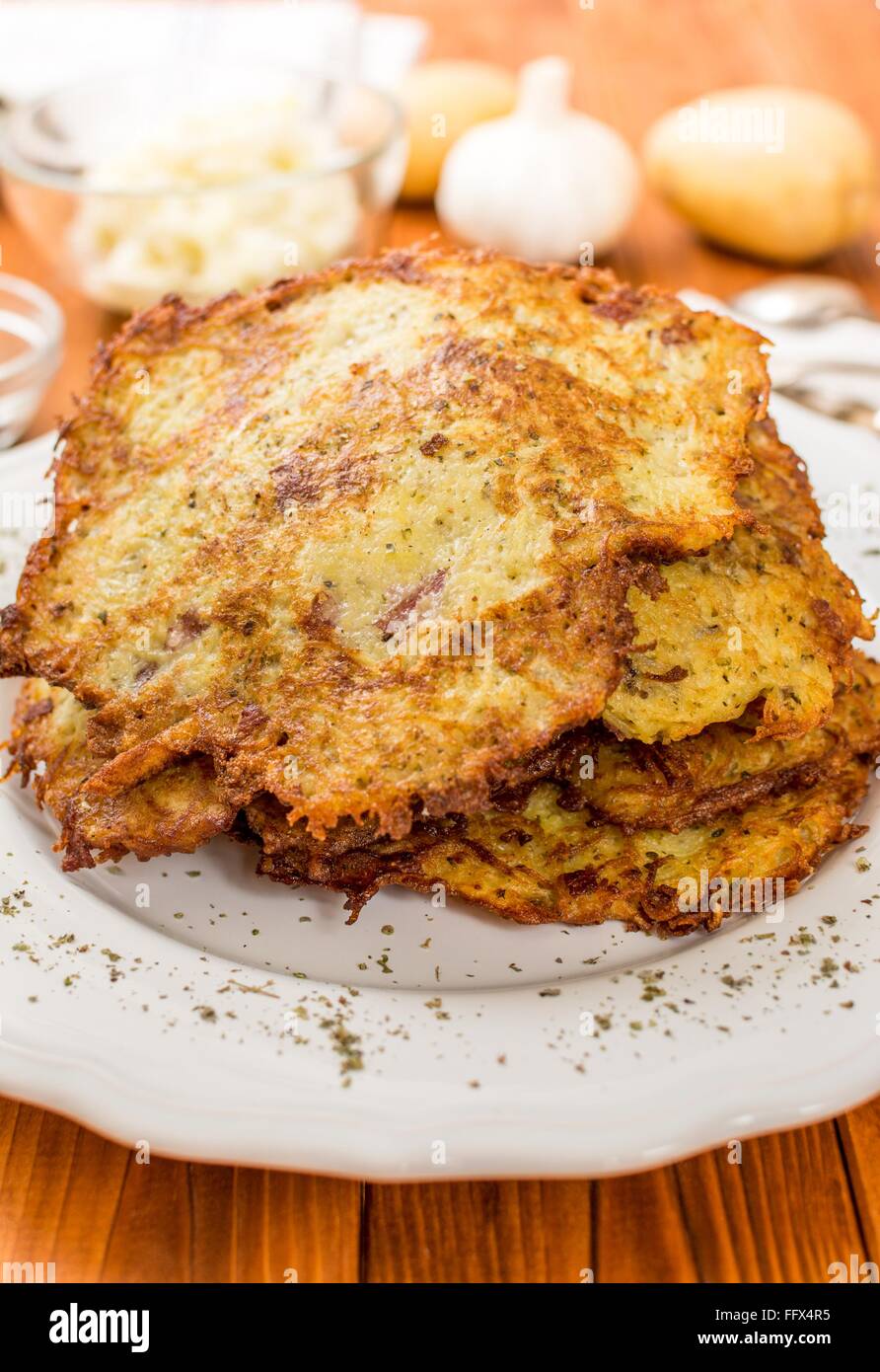 Gebratener kartoffelkuchen -Fotos und -Bildmaterial in hoher Auflösung ...
