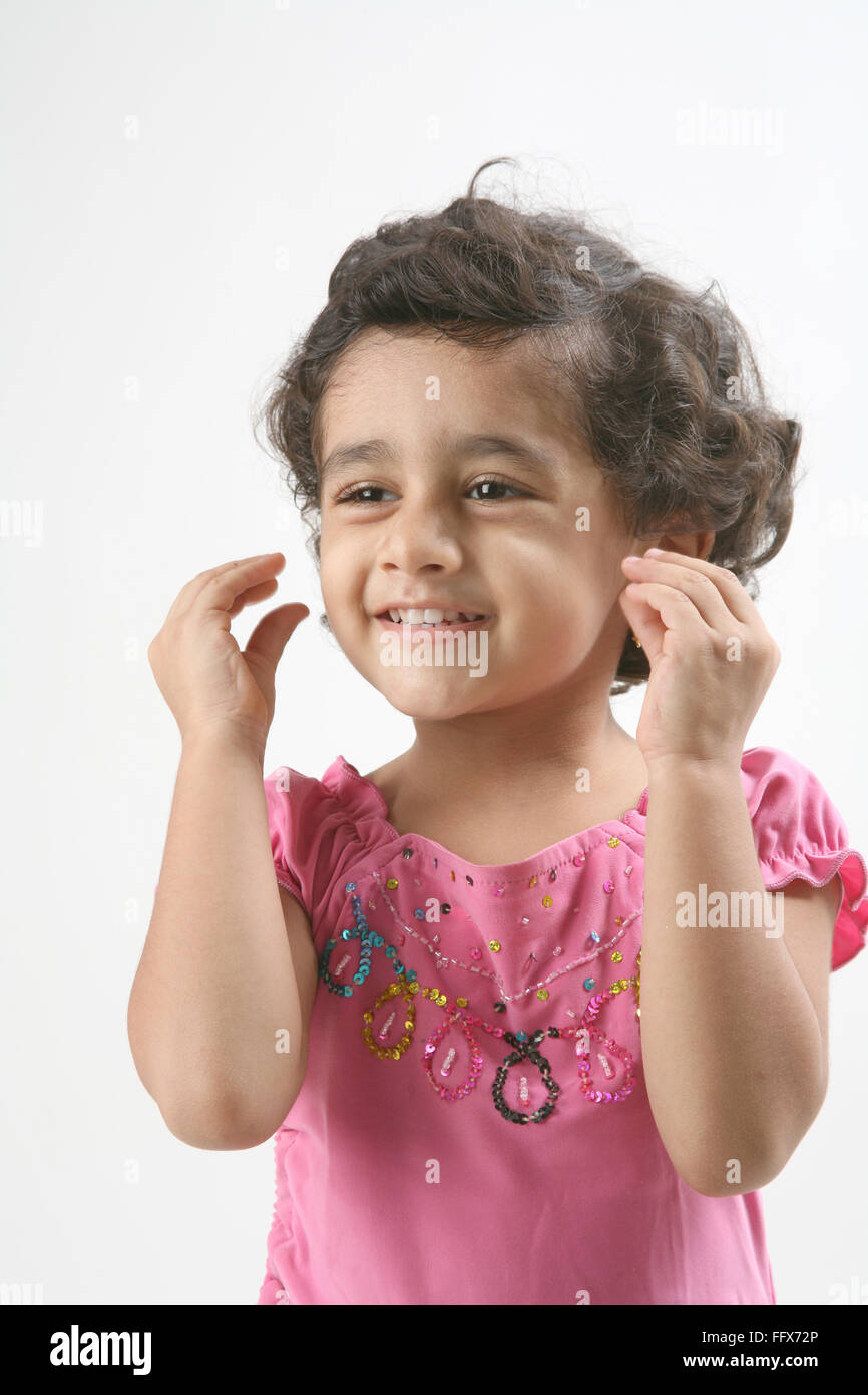 junges Mädchen von 4 Jahren spielerische Stimmung Ausdruck zeigt Kleinigkeiten lächelnde Herr # 687 Stockfoto