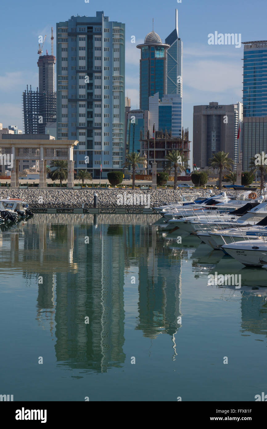 Kuwait City Marina in Salmiya mit Stadtbild hinter Stockfoto
