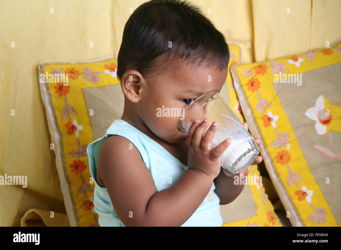 South Asian kleine Indianerjunge von 1 Jahr trinken Milch von seinen eigenen Herrn #642 Stockfoto
