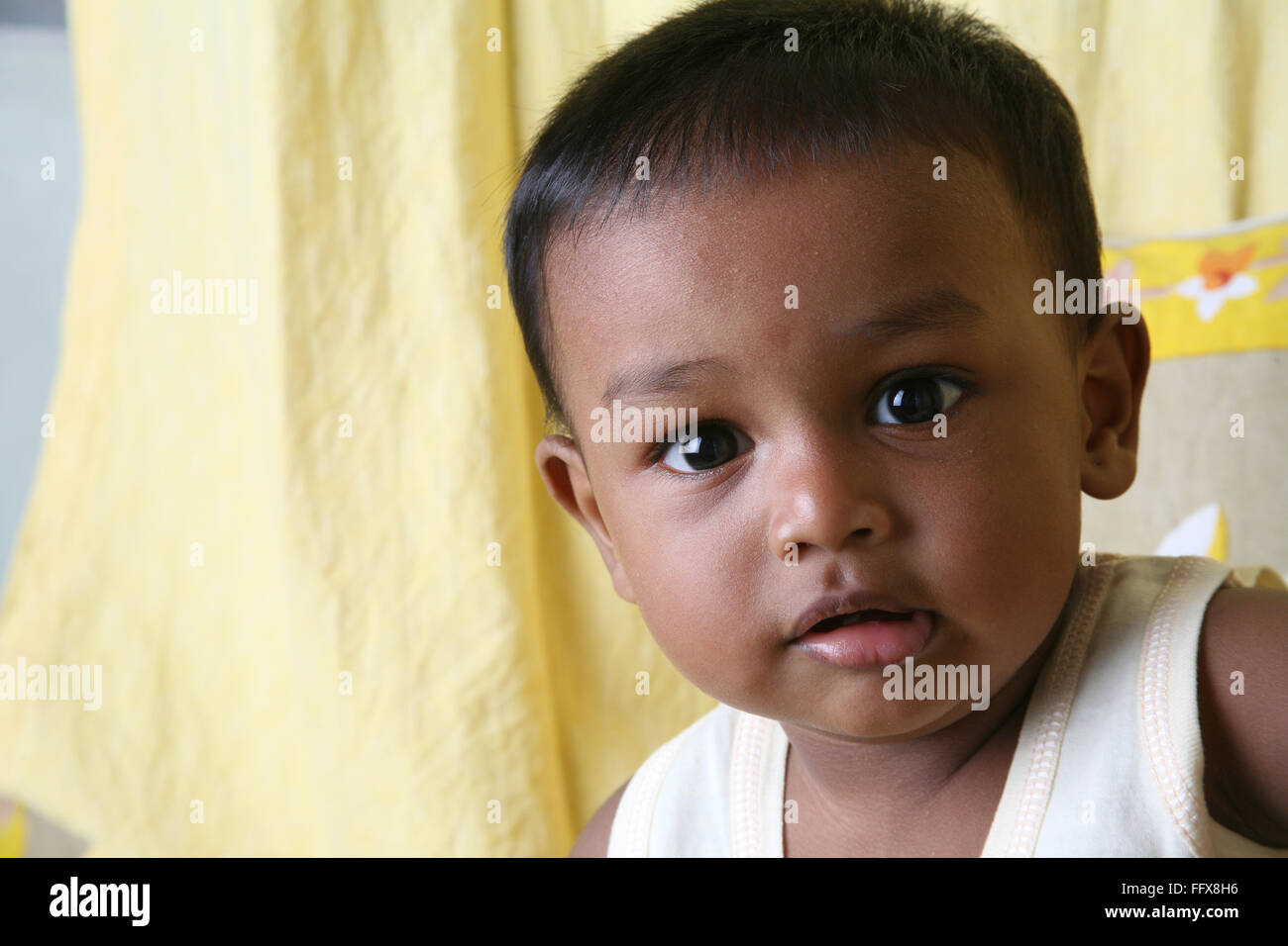 South Asian kleine Indianerjunge von 1 Jahr Blick in die Kamera Herr #642 Stockfoto