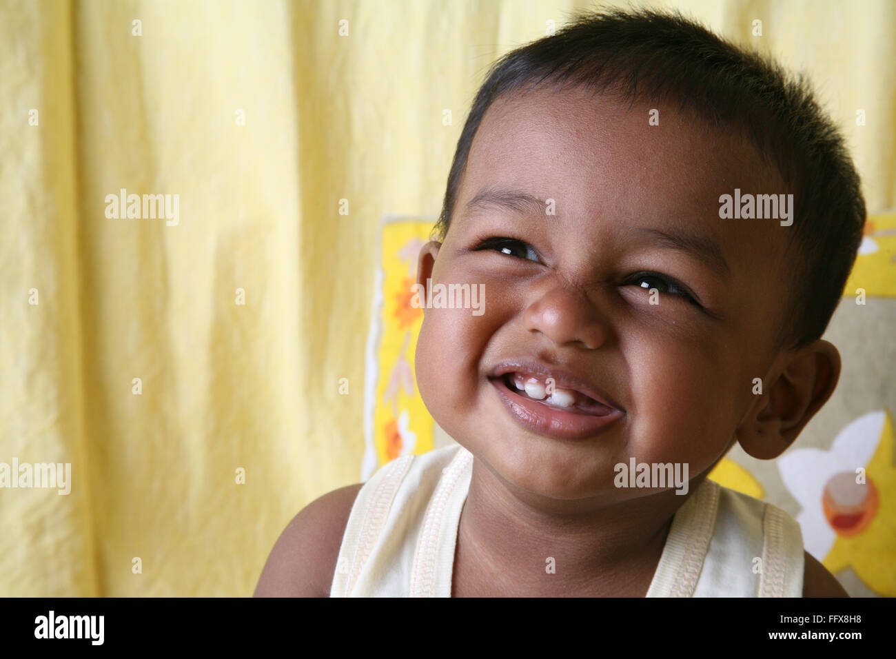 South Asian kleine Indianerjunge von 1 Jahr Lachen Herr #642 Stockfoto