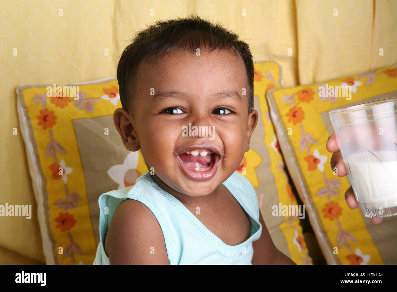South Asian kleine Indianerjunge von 1 Jahr Lachen Herr #642 Stockfoto